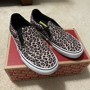 Size 7.5. Super comfy vans slip ons!